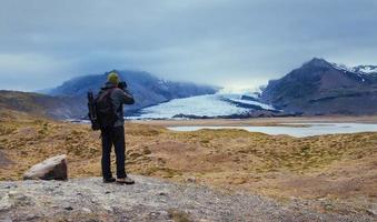 fotografo posizione pittoresca in islanda. ammirando la bellezza foto