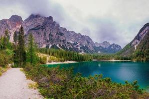 lago tra le montagne. mondo della bellezza. italia europa foto