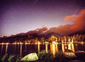 cielo stellato sopra il lago nel parco nazionale degli alti tatra. foto