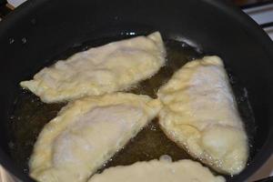 cucinare pasticci di carne in padella in cucina foto