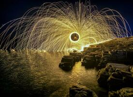 fotografia di lana d'acciaio sopra le rocce foto