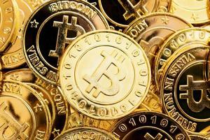 sfondo di criptovaluta bitcoin. un mucchio di bitcoin dorato, valuta digitale foto