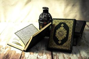 Corano libro sacro dei musulmani oggetto pubblico di tutti i musulmani sul tavolo, natura morta foto