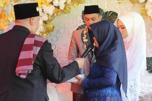 cianjur regency, West Java, Indonesia il 12 giugno 2021, la cultura delle offerte nel matrimonio. cultura matrimoniale dei musulmani dall'Indonesia foto