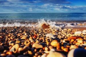 onde sul paesaggio del mare uno sfondo di cielo blu foto