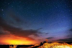 fantastica pioggia di meteoriti e le montagne innevate foto