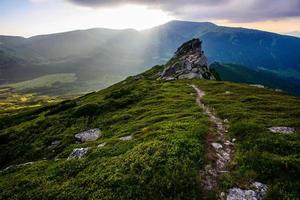 paesaggio montano estivo con tempo soleggiato foto