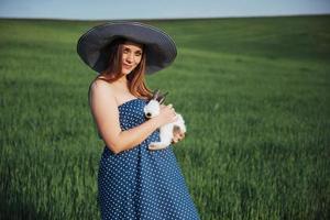 giovane donna incinta in un campo di grano foto