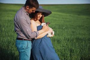 donna incinta con il marito e il coniglio foto