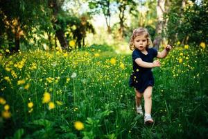 bambino che gioca all'aperto nell'erba foto