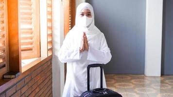 le donne musulmane pregano indossando una maschera nella moschea foto
