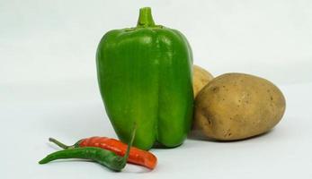 verdure fresche capsicum peperoncino e patate su sfondo bianco foto