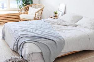 interni eleganti della camera da letto soppalcata. appartamento di design spazioso con pareti chiare grandi finestre letto grande. arredamento moderno e pulito con mobili eleganti in stile scandinavo minimalista. foto