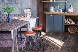 Cucina scandinava classica minimalista grigio scuro con dettagli in legno. arredamento moderno della cucina grigio loft elegante con un design interno pulito in stile contemporaneo. foto