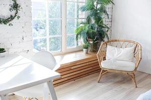interni eleganti della camera da letto soppalcata. spazioso appartamento di design con pareti chiare, ampie finestre e poltrona. arredamento moderno e pulito con mobili eleganti in stile scandinavo minimalista.