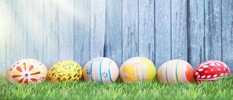sfondo di Pasqua con uova di Pasqua colorate su sfondo di legno. foto