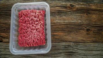 carne macinata in plastica da provare in tavola foto