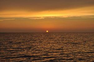 tramonto sul mare in sardegna foto