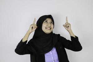 donne d'affari islamiche asiatiche felici che puntano sopra foto