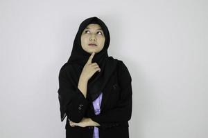 gesto di sogno ad occhi aperti serio giovane donna asiatica dell'islam che indossa il velo. foto