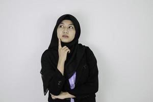 gesto di sogno ad occhi aperti serio giovane donna asiatica dell'islam che indossa il velo. foto