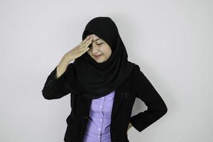 stress e gesto confuso giovane donna asiatica dell'islam che indossa il velo. foto