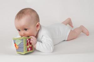 bambino su uno sfondo bianco foto