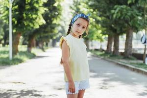 bella ragazza in una giornata di sole estivo foto