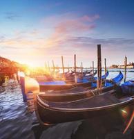 paesaggio cittadino. viste fantastiche della gondola al tramonto foto