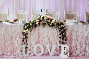 lussuoso tavolo decorato nel matrimonio della sala principale foto