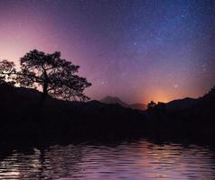 cielo stellato sul mare. fantastica via lattea. pioggia di meteoriti foto