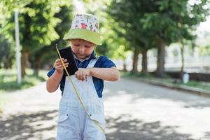 ragazzo carino in posa per una foto all'aperto ucraina. Europa