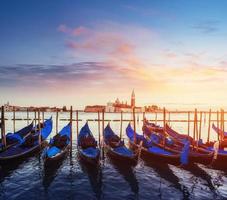 paesaggio cittadino. viste fantastiche della gondola al tramonto foto