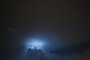 colpo di fulmine sul cielo scuro e nuvoloso. fantastica notte d'estate foto