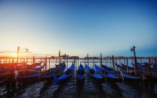 paesaggio cittadino. fantastica vista della gondola al tramonto, ormeggiata foto