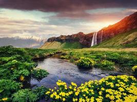 cascata di seljalandfoss. bella giornata di sole estivo. Islanda foto