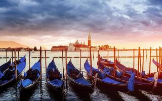 paesaggio cittadino. fantastica vista della gondola al tramonto, ormeggiata foto