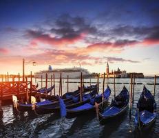 paesaggio cittadino. viste fantastiche della gondola al tramonto foto