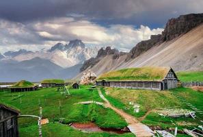 villaggio vichingo tradizionale. case di legno vicino agli abeti di montagna foto