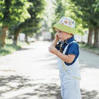 ragazzo carino in posa per una foto all'aperto ucraina. Europa