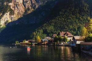 vista panoramica il villaggio di montagna di hallstatt foto