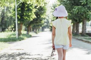 bella ragazza in una giornata di sole estivo foto