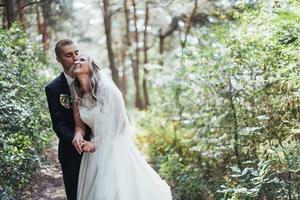 sposo in un parco il giorno del matrimonio foto