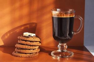 tazza di caffè caldo con biscotti e cioccolato foto