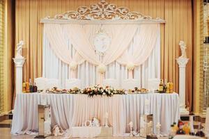 tavolo principale decorato di lusso nella sala delle nozze foto