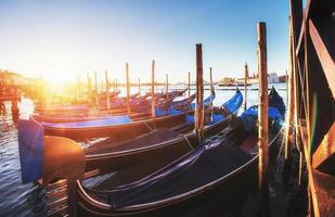 paesaggio cittadino. fantastica vista della gondola al tramonto, ormeggiata foto