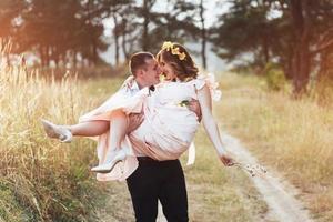 felice giovane coppia in una pineta in estate foto