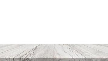 tavolo in legno per esposizione o montaggio di prodotti con sfondo bianco vuoto. foto