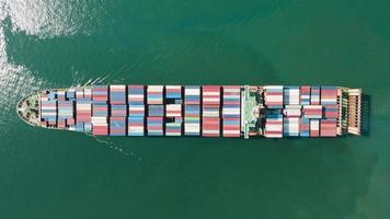 vista aerea dall'alto logistica e trasporto di navi da carico container e attività di import export foto