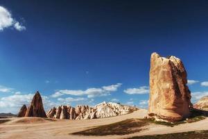 bella cappadocia sullo sfondo del cielo azzurro con il bianco foto